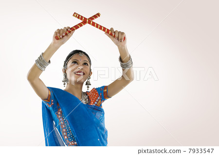 Gujarati woman performing dandiya 7933547