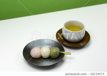 Japanese confectionery Three color dumplings 10219573