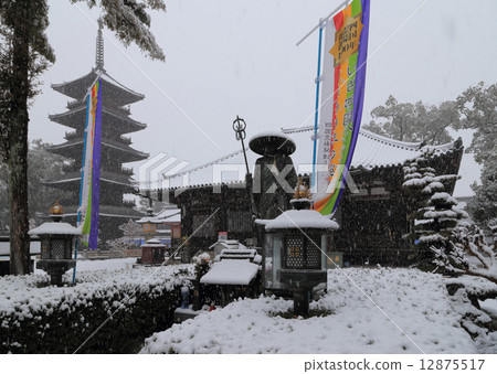 Shikoku Shrine Place No. 70 Buddhist temple "main shrine" Snow main temple (national treasure) and five-storied pagoda 12875517