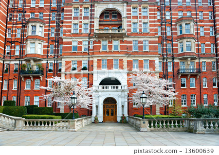 Typical palace near kensington garden, London, UK. 13600639