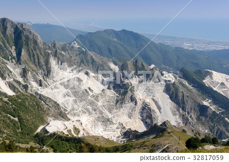 A view of marble quarry in carrara 32817059