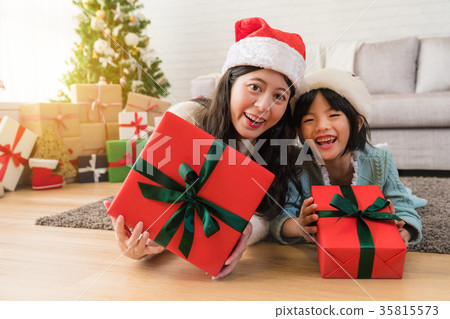 happy Asian mother and her little daughter 35815573