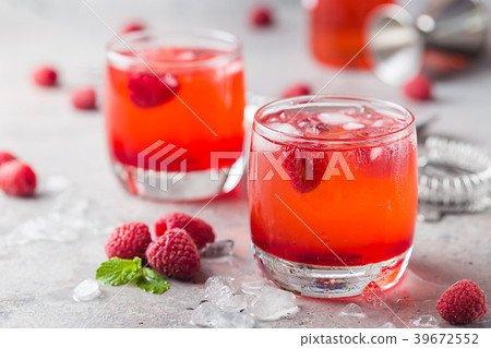 Cold raspberry lemonade 39672552