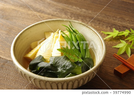 Simmered Wakatake sea bream and seaweed home cooking 39774990