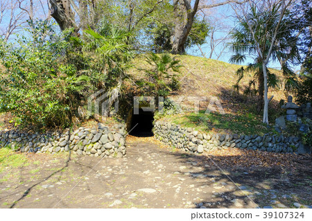 Kannon Tsuka Stone Room Entrance 39107324