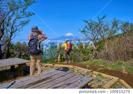 Climbers at a resting place on the summit of Ninoto in Tanzawa, Hadano City, Kanagawa Prefecture, and the direction of Mt. Fuji on the west side 100615279