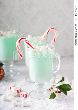 Green peppermint hot chocolate with marshmallows 101974750