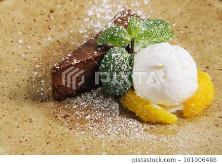 Chocolate brownie with ice cream and vanilla powder 101006486