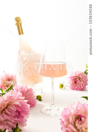 Rose sparkling wine 103634598