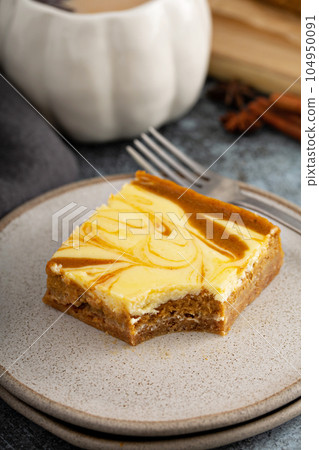 Pumpkin cheesecake bars 104950091