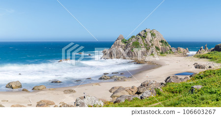 "Aomori Prefecture" Sunny blue sky, blue sea and rocks Tanesashi Coast Hachinohe City 106603267