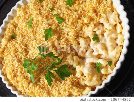 baked mac and cheese topped with panko 106744892