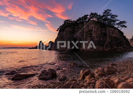 《Niigata Prefecture》Dusk of Sasagawa flow/Japan Sea coastline 106018092