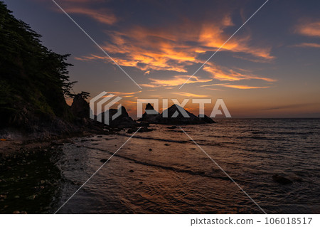 《Niigata Prefecture》Dusk of Sasagawa flow/Japan Sea coastline 106018517