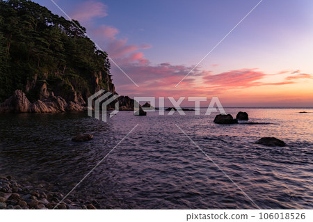 《Niigata Prefecture》Dusk of Sasagawa flow/Japan Sea coastline 106018526