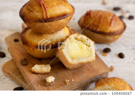 Pasticciotto leccese pastry filled with egg custard cream on a wood close up 108408087