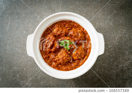 chicken tikka masala spicy curry meat food with roti or naan bread 108557389