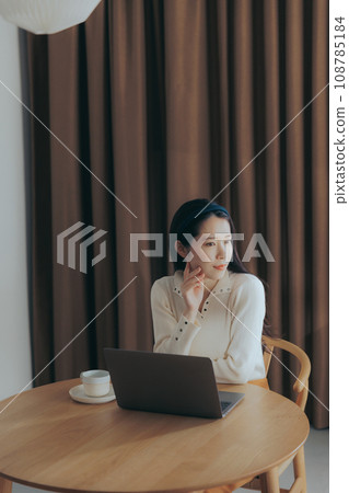 Young woman teleworking at home 108785184