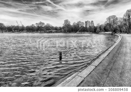 The Serpentine, recreational lake in Hyde Park, London, England, UK 108809438