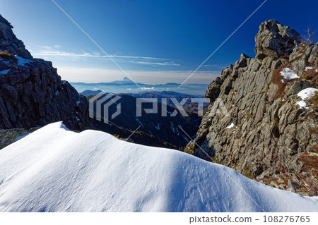 Mt. Kinpu/Chiyo no Fukiage rock wall and Mt. Fuji 108276765