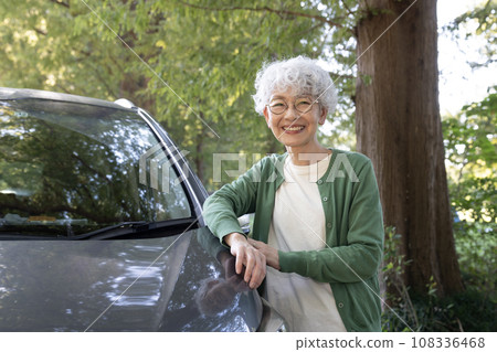 在車旁微笑的高級女人 108336468