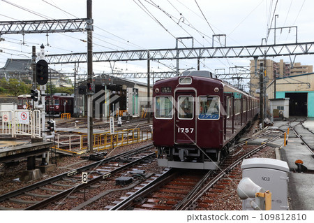 能勢電鐵1700系列車抵達平野站 109812810