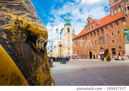 2022-07-06. Old bronze sculpture of a donkey on the street in the historical district of Torun. 109917337