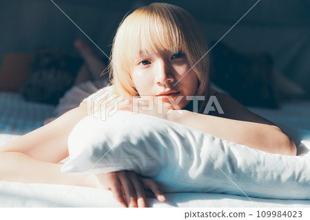 A woman lying on the sofa 109984023