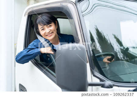 駕駛卡車的中年女司機 109262337