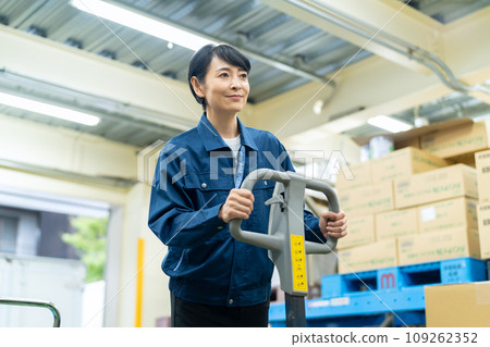 倉庫內一名中年女工用手推車搬運貨物 109262352