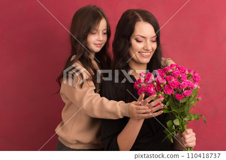 Beautiful girl with a bouquet of small pink roses 110418737