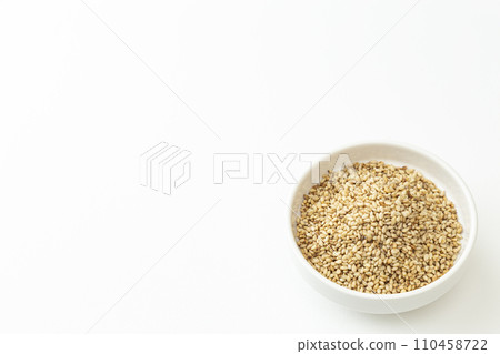 Roasted sesame seeds in a bowl, white background 110458722