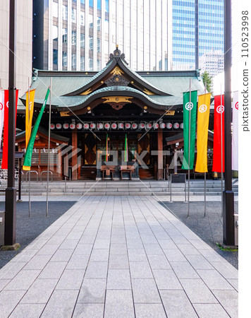 Toranomon Kotohira Shrine surrounded by buildings in the city center (Toranomon, Minato-ku, Tokyo) 110523998