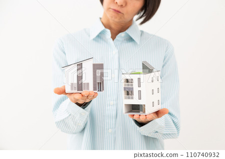 A middle-aged woman who owns two homes and gets lost 110740932