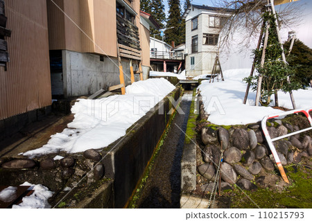 Townscape of Uonuma City, Niigata Prefecture, clear winter skies and irrigation canals, a walk in the countryside 110215793