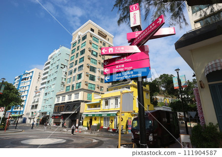 Hong Kong red pillar signpost 111904587