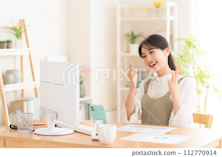 A young woman working from the living room during telework 112770914