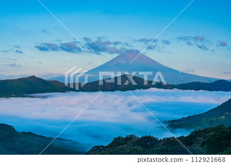 (Kanagawa Prefecture) Mt. Fuji seen from Hakone Daikanzan in the sea of clouds 112921668