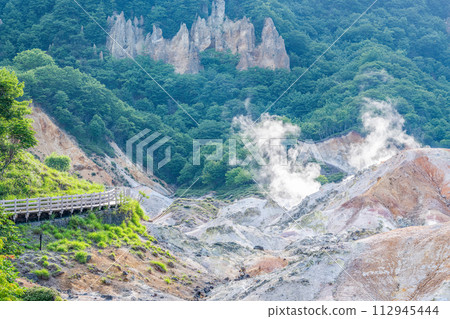 北海道登別市的熱門旅遊勝地登別溫泉風景“登別地獄谷” 112945444