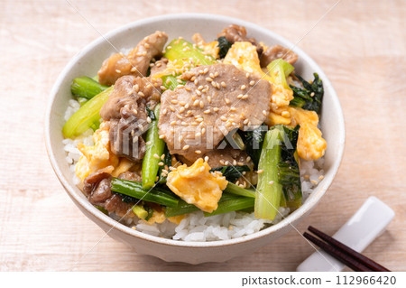 Stir-fried rice bowl with komatsuna and pork in oyster sauce 112966420