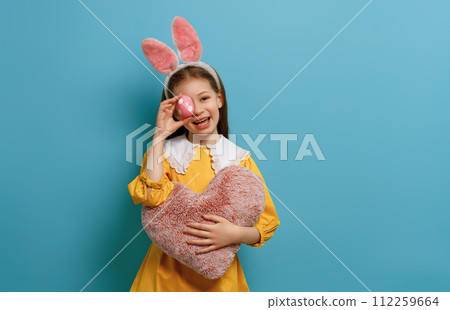 Girl with painted egg 112259664