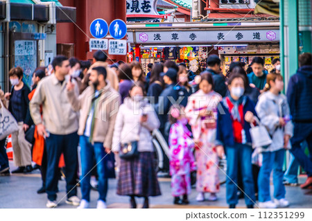 Japan's Tokyo cityscape Very crowded... Sensoji Temple is crowded with more foreign tourists than before the coronavirus outbreak... Toward an era of hope = February 18th 112351299