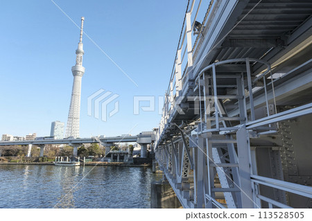 The cityscape of Sumida Ward seen from the banks of the Sumida River 113528505