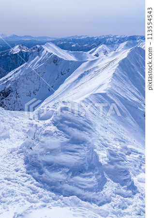 Spectacular view of the mountain range from near the summit of Mt. Tanigawa in winter (Gunma Prefectural Border Ridge Trail) 113554543