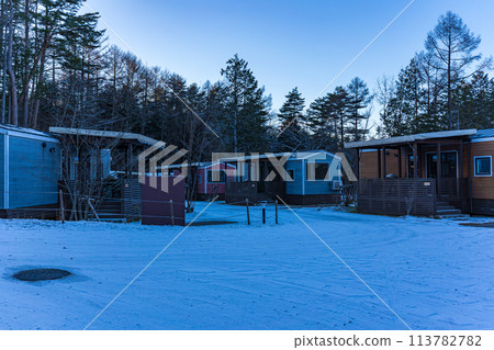 雪景和露營地的拖車小屋 113782782