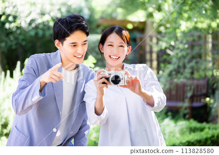 Couple with camera 113828580