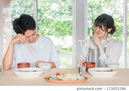 Couples eating at home (seasoned, dissatisfied, bad, apologizing, sorry) 113055266