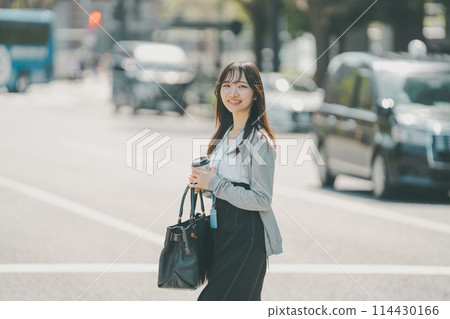 出去吃午餐的職業婦女在城市的人行道上行走 114430166