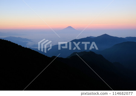 黎明時分，從日本百座名山之一的甲部新嶽山頂眺望富士山 114682077