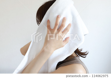 Women who dry their hair Towel dry 114062975